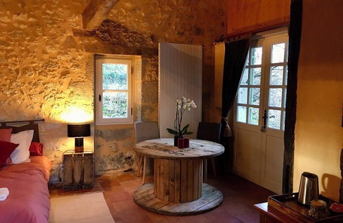 Saint-Hilaire-de-Lusignan Bed & Breakfast | Bed and Breakfast Four à Pruneaux
