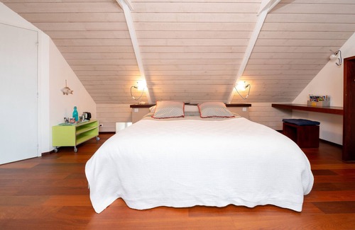 Arzano Bed & Breakfast | Bed and Breakfast 'Chambre Campanule' with Shared Pool, Shared Terrace and Wi-Fi