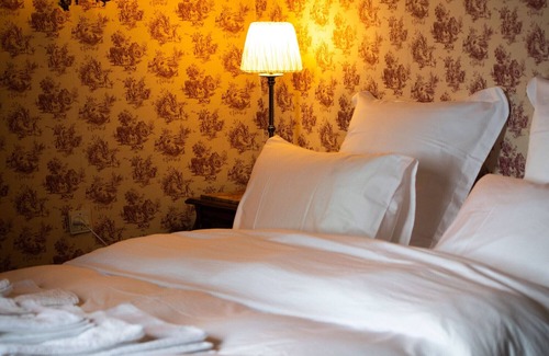 Sanxay Bed & Breakfast | Bed and Breakfast 'Chambre Familiale' with Shared Garden and Wi-Fi