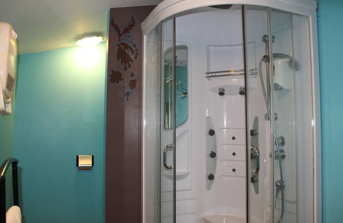 Latrape Bed & Breakfast | Bed and breakfast for 3 people Portes Du Désert with outdoor pool and jacuzzi.