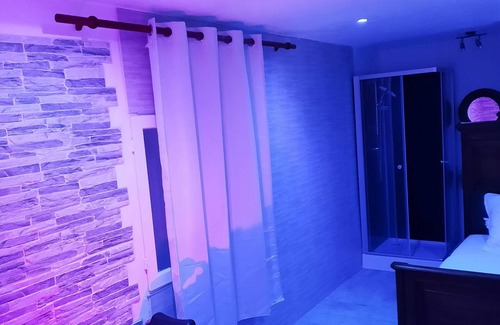 Amblainville Bed & Breakfast | BED AND BREAKFAST DEPENDENCY WITH IN-ROOM JACUZZI