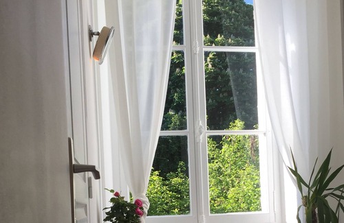 Saint-Fargeau House | bed and breakfast with swimming pool, "the suite"