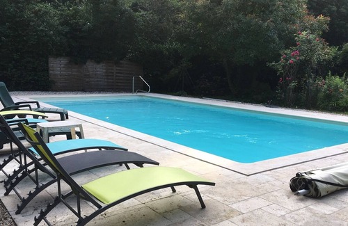 Saint-Fargeau House | bed and breakfast with swimming pool, "the suite"