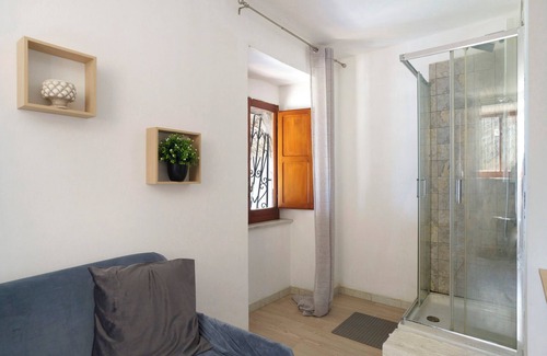 Seiano Bed & Breakfast | Bed and Breakfast 'Camera Aaron In Villa Vista Mare' with Shared Terrace and Wi-Fi