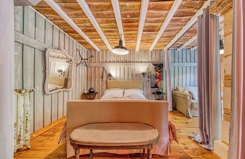 Noaillan Bed & Breakfast | Bed and Breakfast 'L'orée De Lansot - Chambre Romance' with Shared Terrace, Shared Garden and Wi-Fi