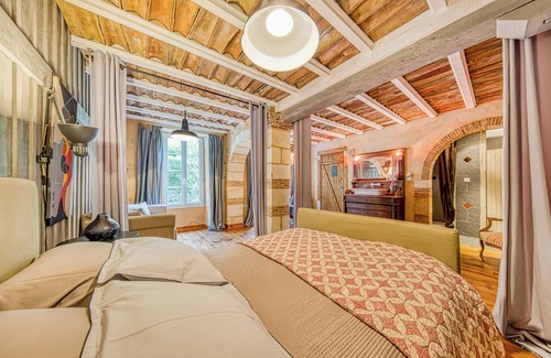 Noaillan Bed & Breakfast | Bed and Breakfast 'L'orée De Lansot - Chambre Romance' with Shared Terrace, Shared Garden and Wi-Fi