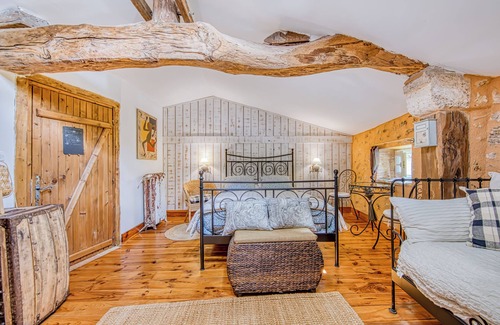 Noaillan Bed & Breakfast | Bed and Breakfast 'L'orée De Lansot - Chambre Mansarde' with Shared Terrace, Shared Garden and Wi-Fi
