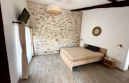 Le Busseau Bed & Breakfast | Bed & Breakfast 'SOUS L'OMBRE DES MIMOSAS' (UNDER THE SHADOW OF THE MIMOSAS)