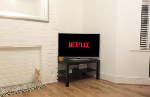 Kempston Apartment | Bedford Rd Apartment Ideal for Hospital & Town Centre