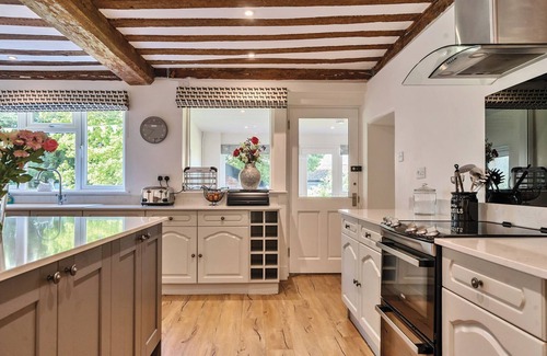 Eye Cottage | BEDINGFIELD HOUSE, NR DEBENHAM, pet friendly, with pool in Debenham