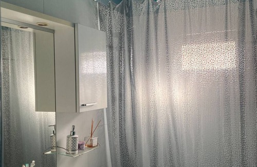 Merignac House | Bedroom for two persons with bathroom in quiet stone house close to everything