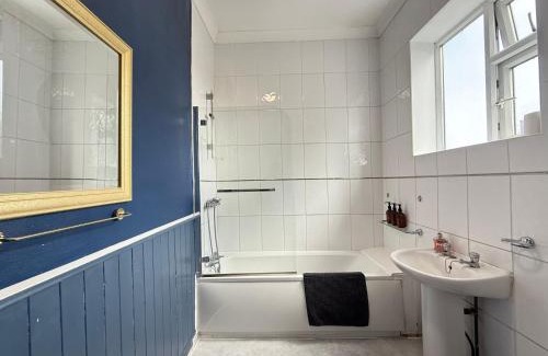 Haydock House | Bee Stays - Cooper House