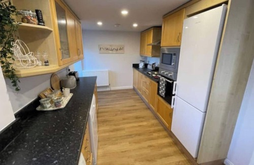 Dronfield Cottage | Beech Cottage, a luxury cottage with 5 bedrooms, sleeps 9, dogs very welcome