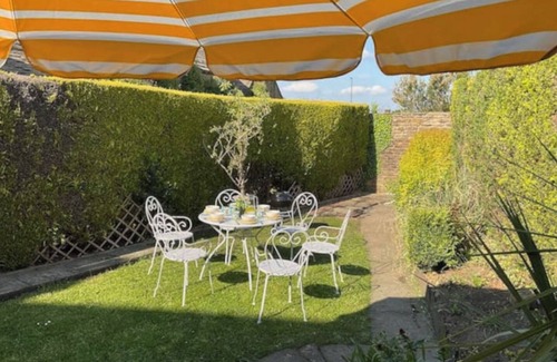 Dronfield Cottage | Beech Cottage, a luxury cottage with 5 bedrooms, sleeps 9, dogs very welcome