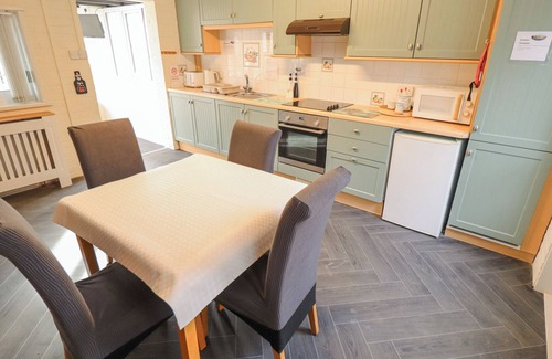 Goxhill Cottage | BEECH COTTAGE, with hot tub in Barrow-Upon-Humber