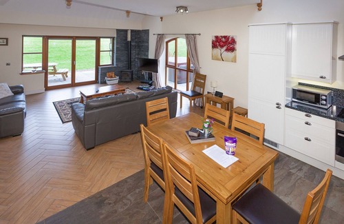 Linlithgow Apartment | Beech Cottage - sleeps 8 guests in 3 bedrooms