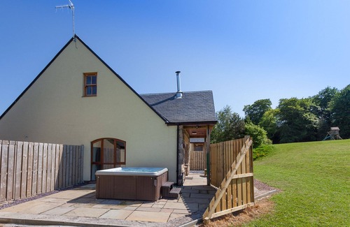 Linlithgow Apartment | Beech Cottage - sleeps 8 guests in 3 bedrooms