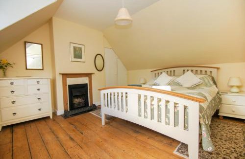 Staplefield House | Beeches Cottage - Beautiful Garden - Parking
