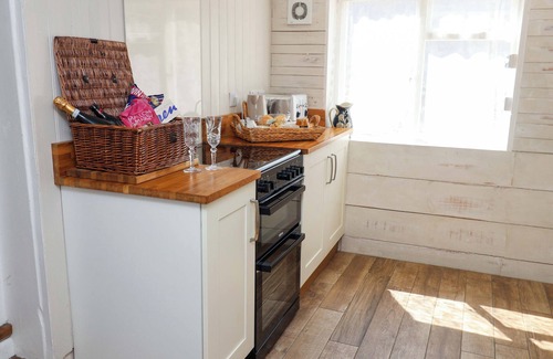 Beccles Cottage | BEEHIVE, pet friendly, country holiday cottage in Beccles