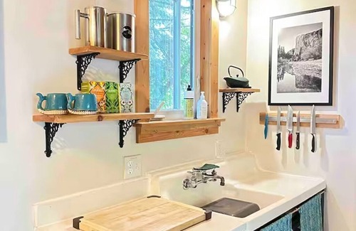 Nelson Cabin | Bees Knees in the Trees Tiny Home - Hot Tub & Sauna