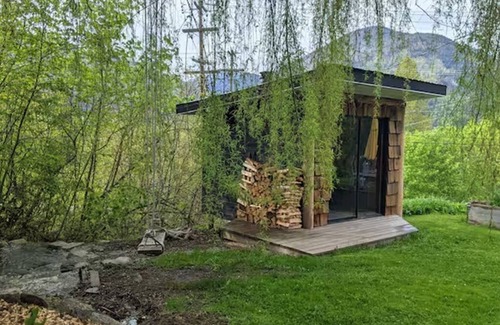 Nelson Cabin | Bees Knees in the Trees Tiny Home - Hot Tub, Sauna & Cold Plunge