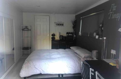 Castlereagh House | Belfast private room, en-suite & own access