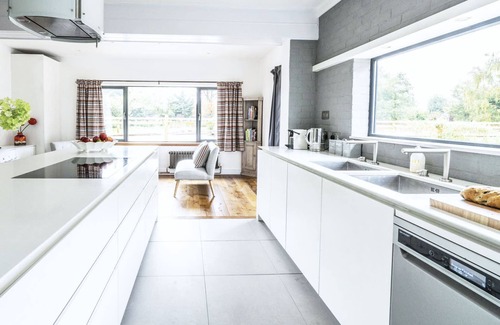 Birdham House | Bell Lodge 'AA Five Star' home close to West/East Wittering beaches sleeps 14