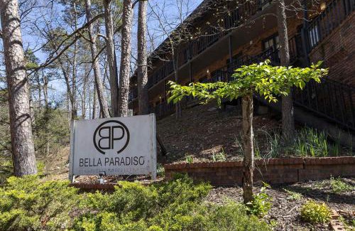 Eureka Springs Historic District Apartment | Bella Paradiso 14 Queen Bed Studio Walk to Downton