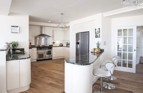 Littlehampton Apartment | Bella Vista is a Stunning Beachfront Apartment with 200 5 star reviews