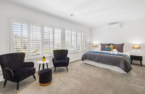 Torquay House | Bella Vista Retreat With Pool 950m to Beach