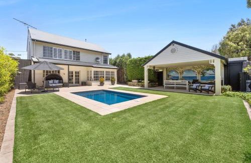 Torquay House | Bella Vista Retreat With Pool 950m to Beach
