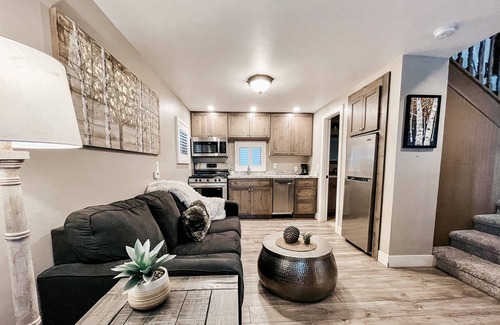 Flagstaff Cottage | BellaVue Estate Cottage Chalet #1 - Cozy Cute & Clean, Central location