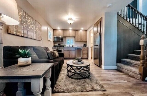 Flagstaff Cottage | BellaVue Estate Cottage Chalet #2 - Cozy Cute & Clean, Central location