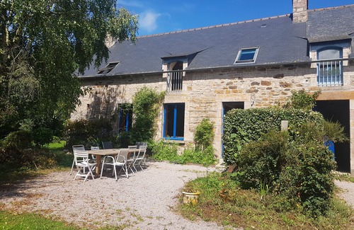 Saint-Alban House | Belle Longère en Pierre, Spacieuse et au Calme, à 5 Minutes de la Plage!