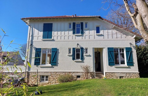 Garches House | Belle Maison Familiale Proche de Paris et Versailles, 6-7 Chambres, 10-13 Pers