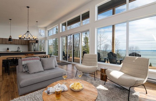Les Eboulements Ski Chalet | Bellevue 169: Relaxing Chalet with River Views