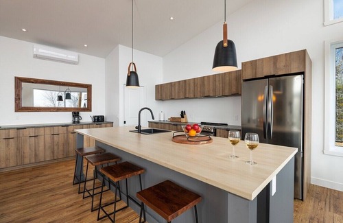 Les Eboulements Ski Chalet | Bellevue 169: Relaxing Chalet with River Views
