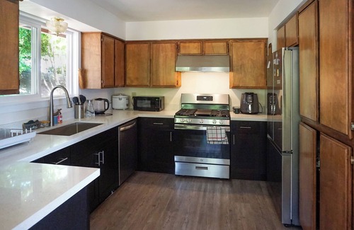 East Lake Hills House | Bellevue Convenient 1 BR Lakeview House Upper Level