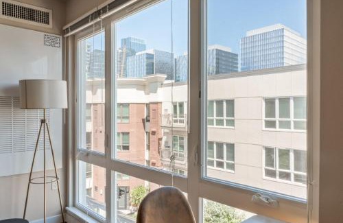 West Bellevue Apartment | Bellevue studio w gym pet area nr shopping SEA-620