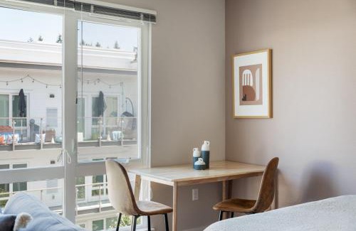 West Bellevue Apartment | Bellevue studio w gym pet area nr shopping SEA-620