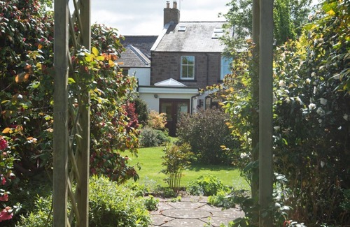 Norham House | BELVEDERE - sleeps 6, country comfort with all the charm of village life