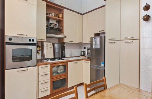 Rezza Apartment | Belvilla by Oyo Casa Rosa