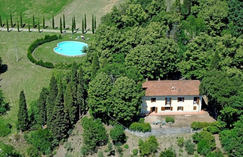 Pratovecchio Villa | Benfenati's villa with amazing pool in Tuscant lanscape