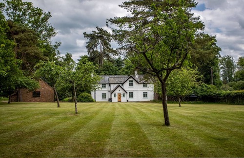 Henley-on-Thames House | Benhams Country Cottage - From 250 Per Night