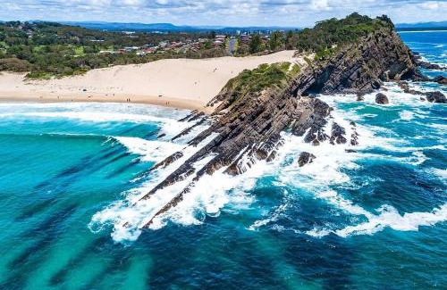 Forster House | Bennett's Bliss - Soak in Breathtaking Ocean View