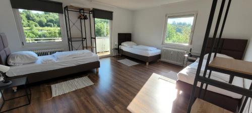 Villingen-Schwenningen Apartment | Berghof Wörner 2 Wohnungen für bis zu 20 Personen mit Balkon I Terrasse I 4 Bäder I NETFLIX I Ruhig und gemütlich wohnen