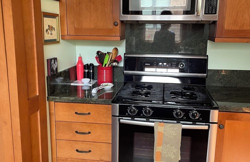 Albany House | Berkeley/Albany 2 BR Home. Perfect for couples, families, new grandparents!