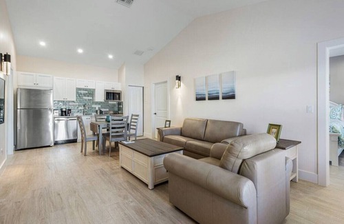 Singer Island Apartment | Bermuda Bungalows #1 🌴🏄‍♀️Quick Walk to Public Beach 🏊🩴Pool/Spa On-Site 🏖️🌅Downtown Singer Island 🌊😎Walk to Restuarants, Bars, Shops 🐬🌞Free On-Site Parking!