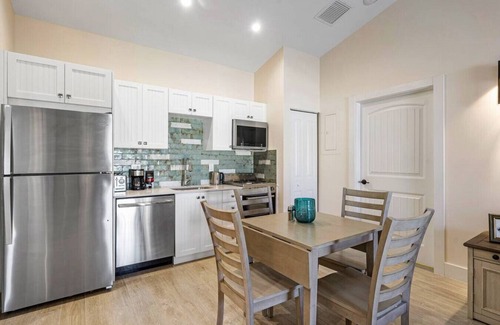Singer Island Apartment | Bermuda Bungalows #1 🌴🏄‍♀️Quick Walk to Public Beach 🏊🩴Pool/Spa On-Site 🏖️🌅Downtown Singer Island 🌊😎Walk to Restuarants, Bars, Shops 🐬🌞Free On-Site Parking!
