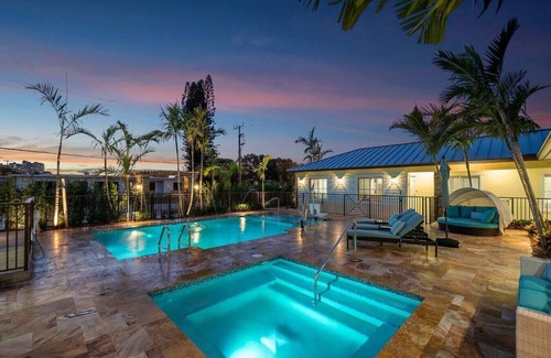 Singer Island Apartment | Bermuda Bungalows #1 🌴🏄‍♀️Quick Walk to Public Beach 🏊🩴Pool/Spa On-Site 🏖️🌅Downtown Singer Island 🌊😎Walk to Restuarants, Bars, Shops 🐬🌞Free On-Site Parking!